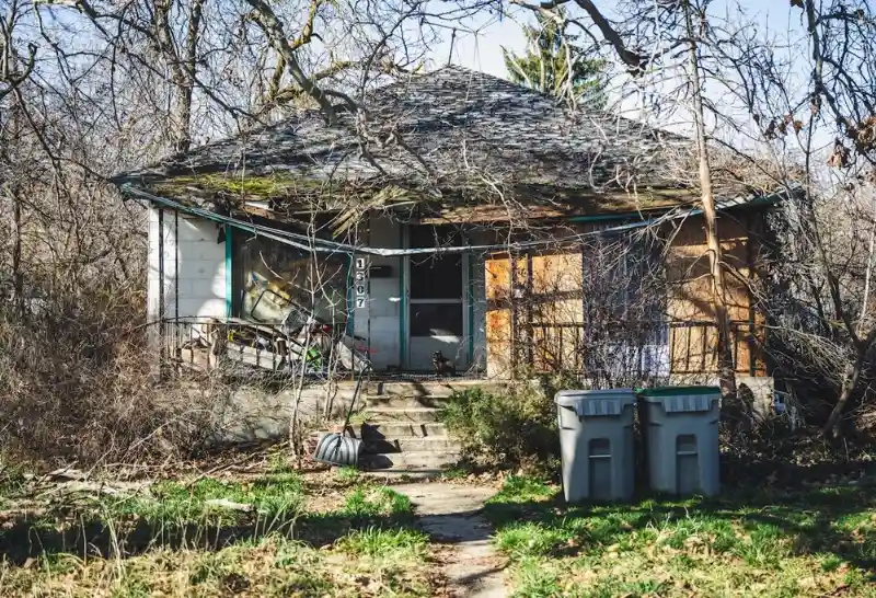 How to Clean Out a Hoarder House Before Selling in Delaware